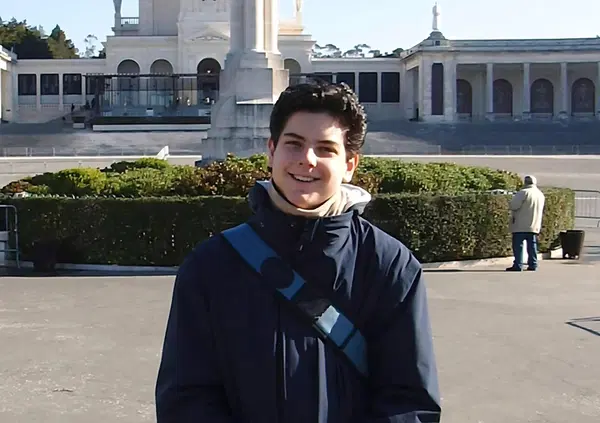 Chi ha paura di Carlo Acutis? Papa Leone XIV lo fa santo, ma &egrave; gi&agrave; polemica: troppo ricco, troppo giovane, troppo cattolico. Ecco tutte le accuse assurde contro il &ldquo;protettore&rdquo; dei Millennial (Gen Y)