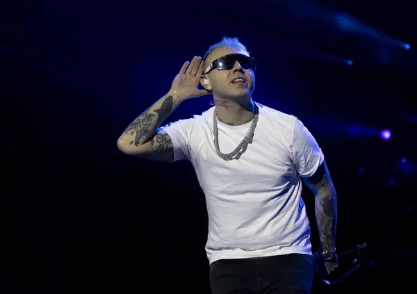 Ai concerti andate ancora PER LA MUSICA? Da Lazza con famiglia a San Siro, alla sfilza di ospiti di Tony Effe al Circo Massimo, il format &egrave; Battiti Live?