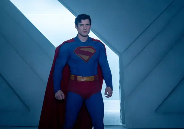 Abbiamo visto Superman con David Corenswet al cinema, ma com&rsquo;&egrave;? In un&rsquo;epoca in cui i supereroi rischiano di diventare tutti uguali, il film di James Gunn ha un&rsquo;anima (ed &egrave; bellissima)