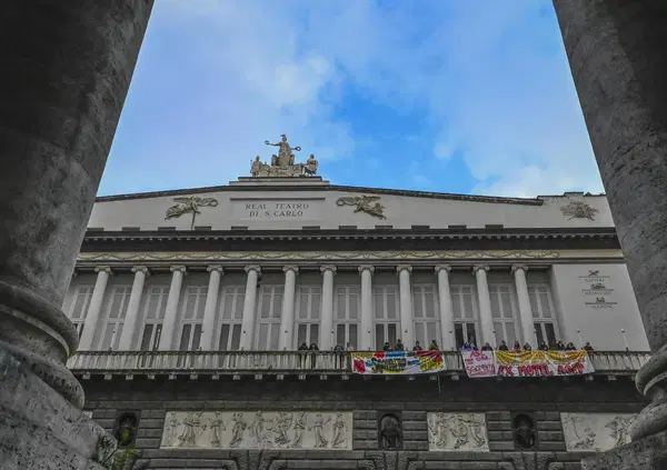 Inchiesta San Carlo, l&rsquo;Autorit&agrave; portuale sputtana la Fondazione di Napoli: nessun permesso per gli spettacoli alle Officine di Vigliena. Noi ve lo abbiamo detto un mese fa, quando nessuno ne parlava. Ma perch&eacute; i giornaloni si svegliano soltanto adesso? 