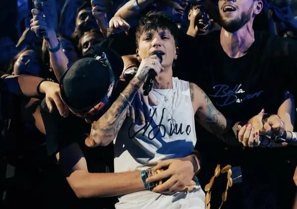 Siamo stati al concerto di Ultimo allo Stadio Olimpico a Roma, ma com'&egrave; andata? &Egrave; STATO BELLO DAVVERO: altro che finti sold out e cambi d&rsquo;abito. Niccol&ograve; solo con la sua musica si &egrave; portato dietro sessantamila storie che gli assomigliano. E sull&rsquo;annuncio&hellip;