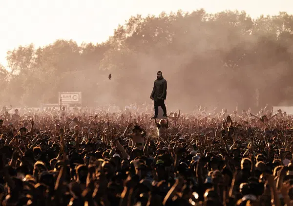 Abbiamo ascoltato il meglio (e il peggio) dei singoli del venerd&igrave;: Desire di Robbie Williams e Laura Pausini? Moneta da tre euro. Gemelli Diversi con 1993 pillola balneare. E dobbiamo ringraziare ancora gli Oasis per Slide away