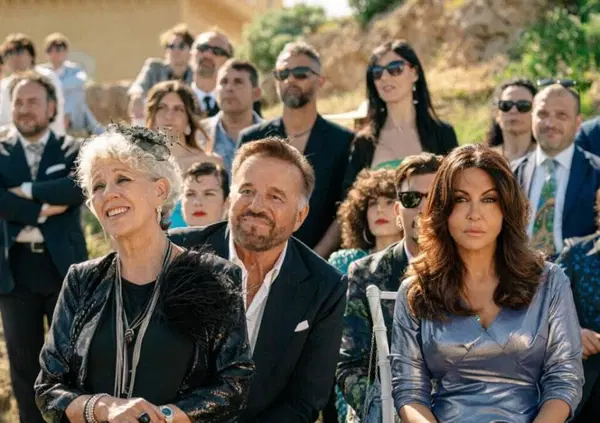 Abbiamo visto Un altro Ferragosto di Virz&igrave; (stasera su Rai 3) con Christian De Sica e Sabrina Ferilli, ma com'&egrave;? Un film (che dovrebbe essere gi&agrave; un cult) su una sinistra che non c&rsquo;&egrave; e una destra che non capiamo