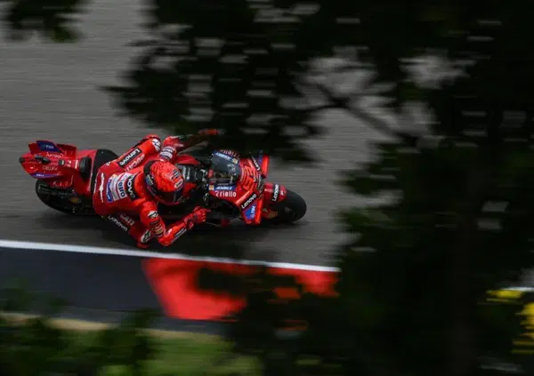 Nel sabato del Sachsenring non bastano pioggia, questo Bezzecchi e tre caz*ate per sfilare il trono a Re Marc Marquez. Brutto crash per Morbidelli, mentre Bagnaia&hellip;