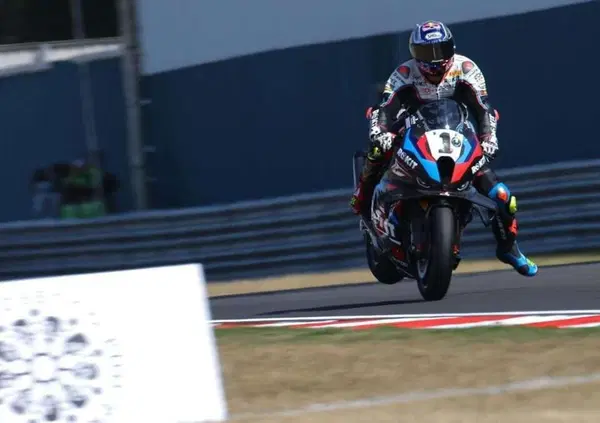 [VIDEO] SBK: Lowes sbriciola la sua Bimota e Toprak fa il Marquez (con scenetta tremenda) a Donington davanti a Bulega e Petrucci. Altro crash sf*gatissimo per Bautista...