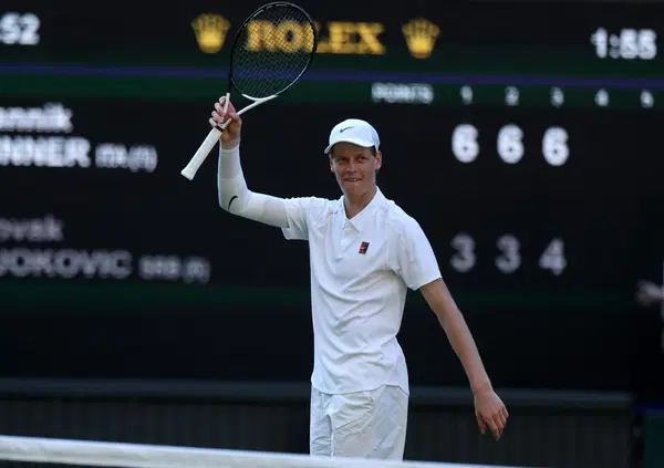 WIMBLEDON, FINALE CON L&rsquo;ACCUSA: il Telegraph attacca Sinner (e Swiatek): &ldquo;Doping? Orribile immagine per il torneo&rdquo;. Altro che Alcaraz, Jannik deve prima difendersi dagli haters per il caso Clostebol