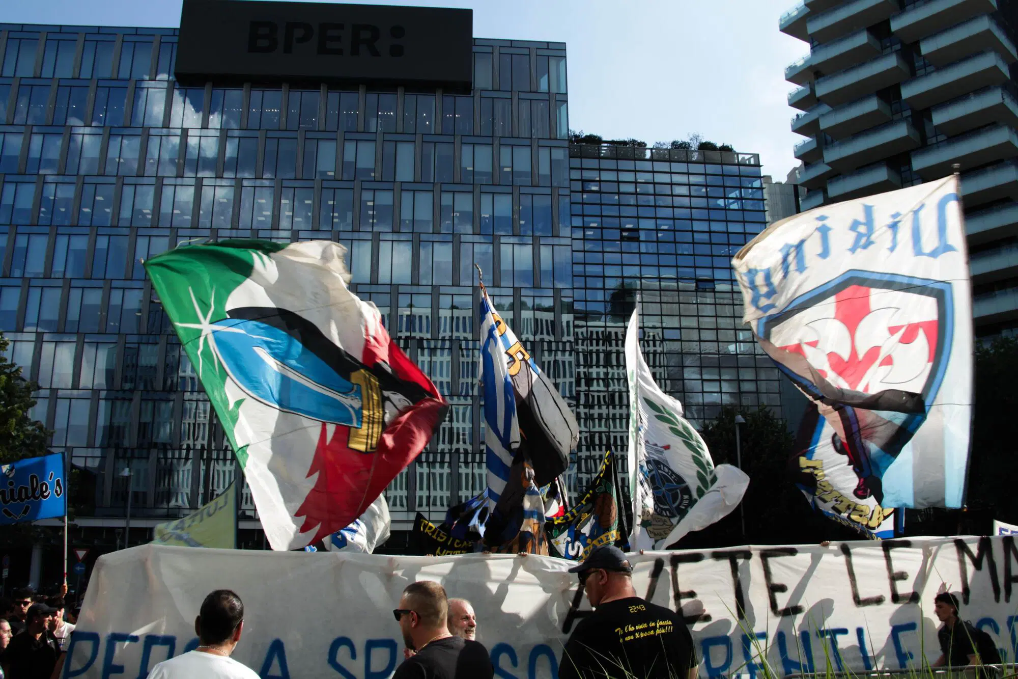 La curva Nord davanti alla sede dell'Inter