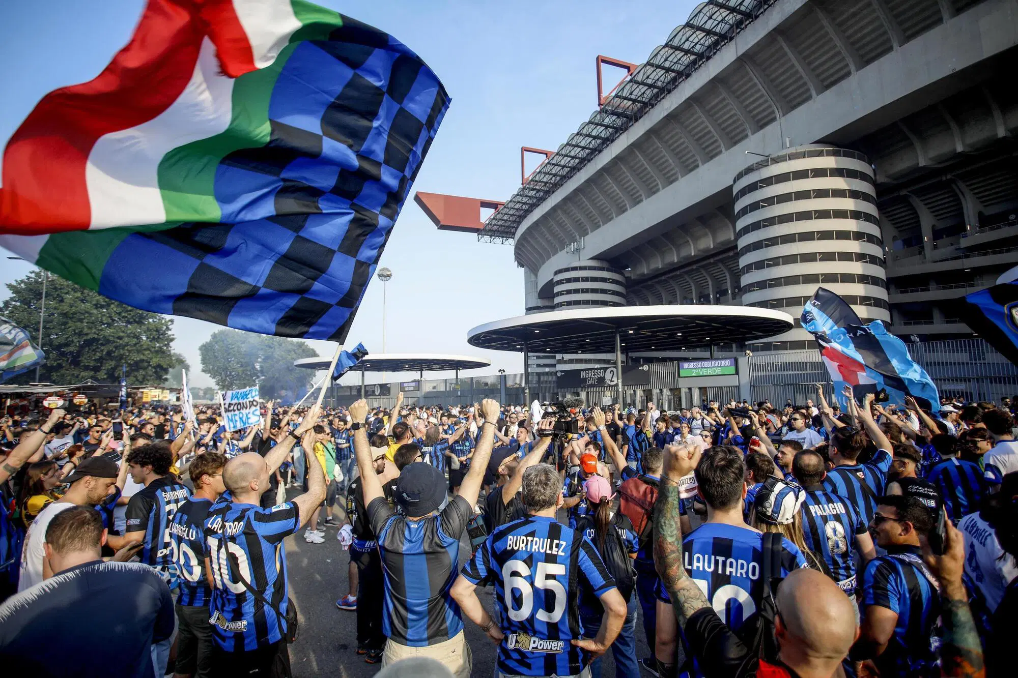 I tifosi dell'Inter fuori da San Siro