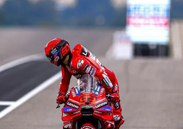 Marc Marquez fa quello che vuole in un Sachsenring che ne ha salvati solo dieci. Sul podio  Alex con una vite nella mano e Bagnaia (con un chiodo in testa)