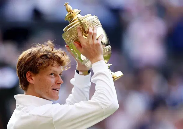 SINNER DEVASTANTE, OGGI NON MOLLA E DIVENTA IL RE DI WIMBLEDON. Dalle parole per Alcaraz all&rsquo;abbraccio con la mamma, Vagnozzi e Cahill e lo sfott&ograve; con il fratello Mark, ecco che noi abbiamo ritrovato Jannik