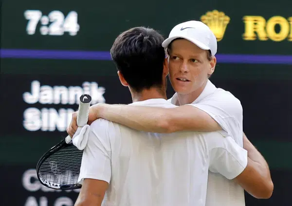 Ma Sinner e Alcaraz non sudano a Wimbledon (mentre tu sul divano s&igrave;)? &Egrave; grazie a un insieme di fattori: ambientali, tecnologici e di preparazione. E anche le riprese televisive...