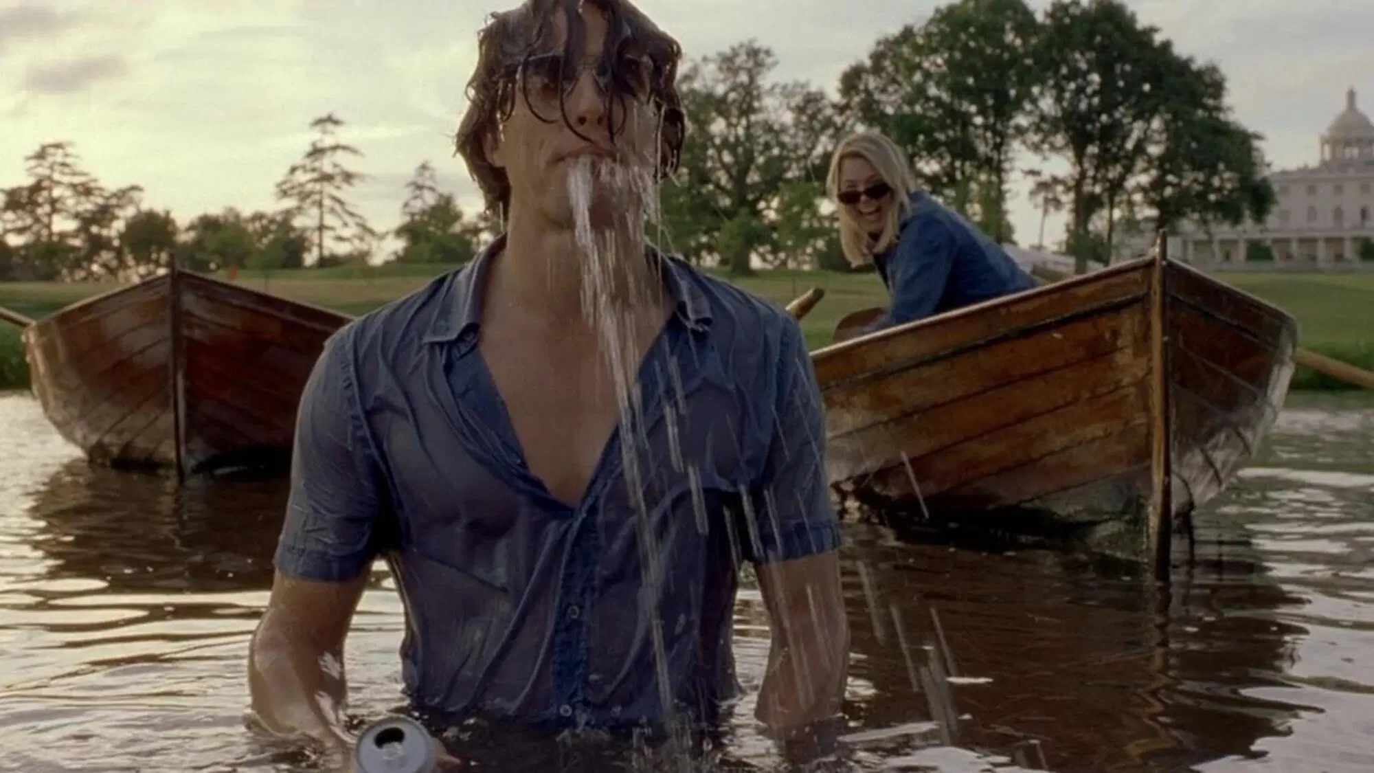 Una citazione ironica della scena di "Orgoglio e pregiudizio" ne "Il diario di Bridget Jones". Stavolta a cadere in acqua e Hugh Grant (che nel film &egrave; in competizione proprio con Colin Firth)