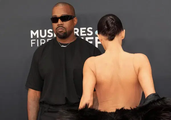 Perch&eacute; di Bianca Censori NON AVETE CAPITO UN CAZ*O! Dal San Sebastiano alla Piet&agrave; di Michelangelo fino a Gilbert &amp; George, la moglie di Kanye West &egrave; body art: nuda, muta e sacra