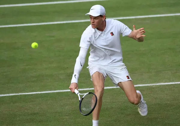 Sinner primo italiano a vincere Wimbledon? &ldquo;Nella storia del Ventunesimo secolo potrebbe avere due righe al massimo&rdquo;: Giordano Bruno Guerri sbotta contro i media che glorificano Jannik: &ldquo;Con tutto il rispetto per questi sportivi, ma&hellip;&rdquo;
