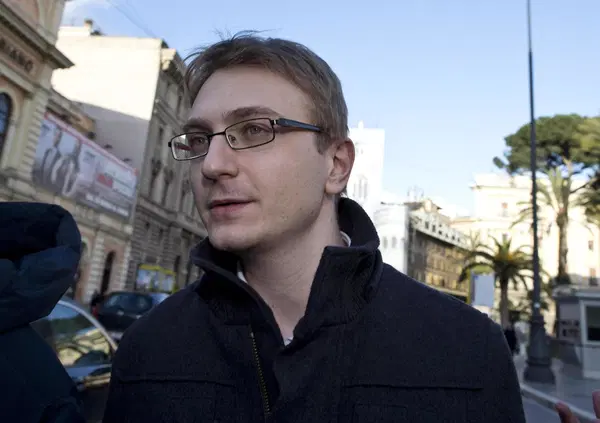 Omicidio Poggi, IL SANGUE SULLA CORNETTA DEL TELEFONO RISCRIVE la scena del delitto? Chiara ha tentato di telefonare a qualcuno per chiedere aiuto? Ha composto i primi numeri prima di essere aggredita di nuovo? Mentre Alberto Stasi&hellip;