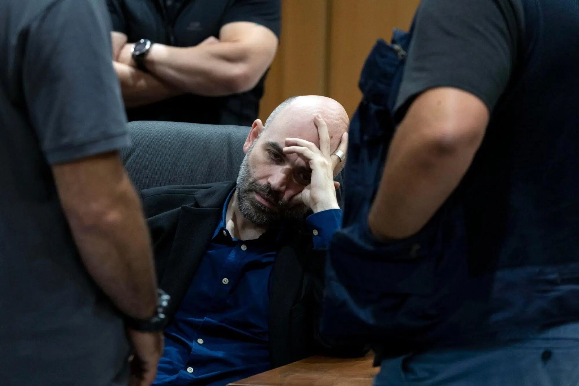 Roberto Saviano, circondato dalla sua scorta, all'interno dell'aula della Corte di Appello nel giorno della sentenza per il processo Bidognetti