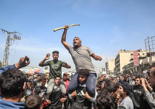 L&rsquo;intervista che metter&agrave; in discussione le vostre sicurezze sulla guerra a Gaza, Vincenzo Fullone: &ldquo;Io, omosessuale, vi spiego perch&eacute; Hamas non &egrave; terrorismo e Israele non &egrave; una democrazia&rdquo;