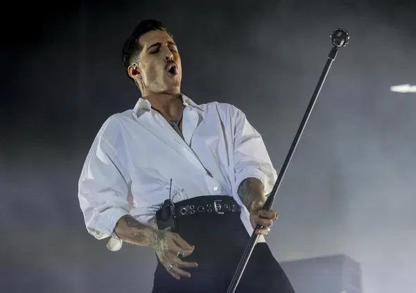 Damiano David, il disco &egrave; un flop (anche) in Usa? VE LO AVEVAMO DETTO! E forse torna a fa' er Maneskin. Ma chi si aspettava una reunion? 