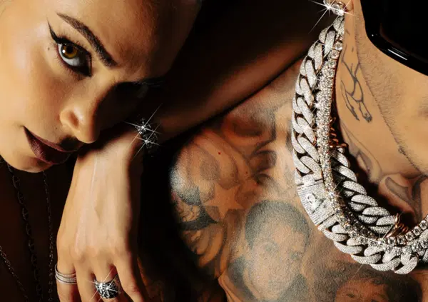 Elodie e Sfera Ebbasta coppia dell&rsquo;estate con &ldquo;Yakuza&rdquo;, ma che cagat*a &ldquo;Cabaret&rdquo; di Rovazzi, Orietta Berti e Fuckyourclique (con cit a Lacerenza e Corona) e Joan Thiele&hellip; Abbiamo ascoltato (e recensito) il meglio e il peggio dei singoli del venerd&igrave;