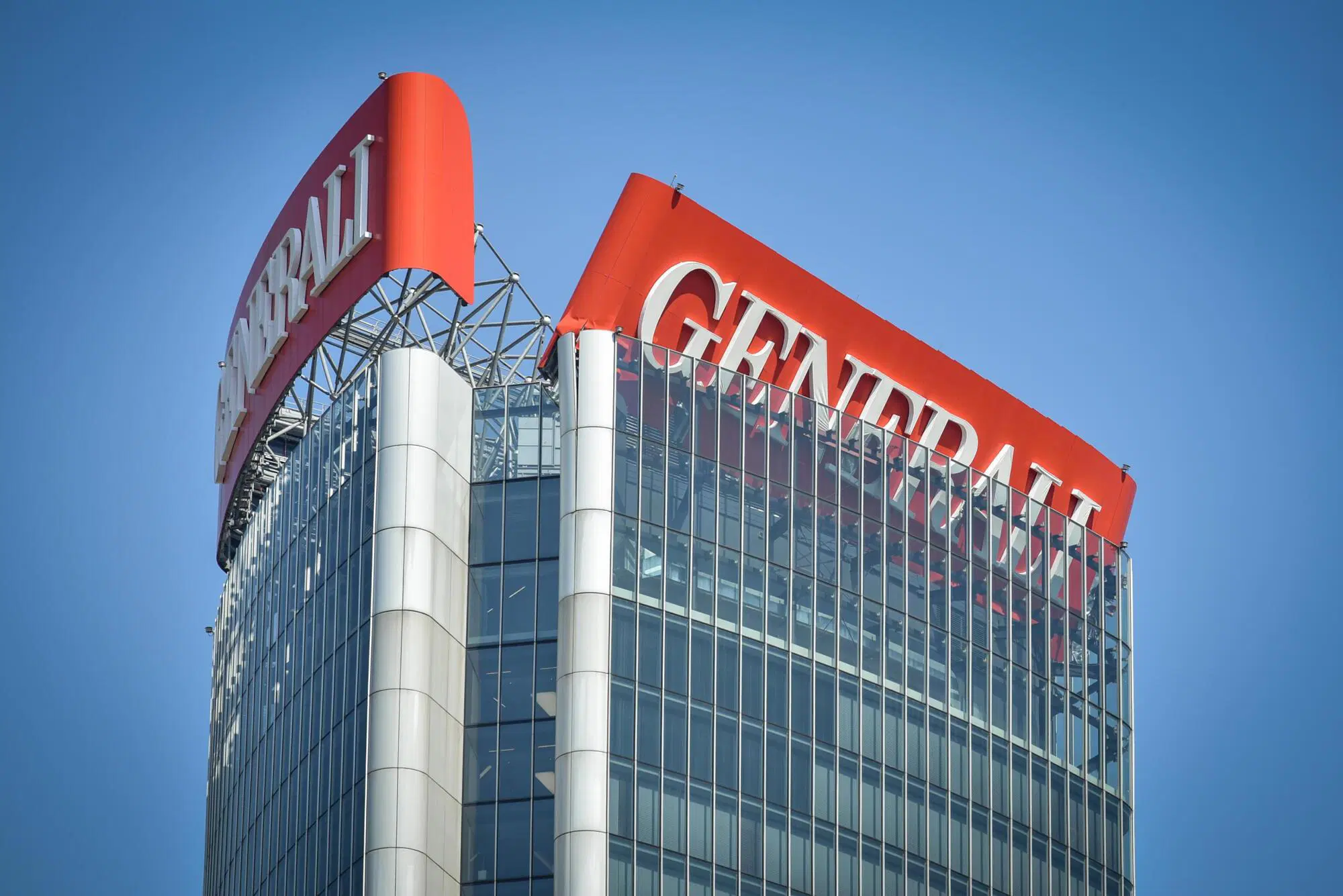 L'insegna di generali che ha rischiato di crollare a Milano