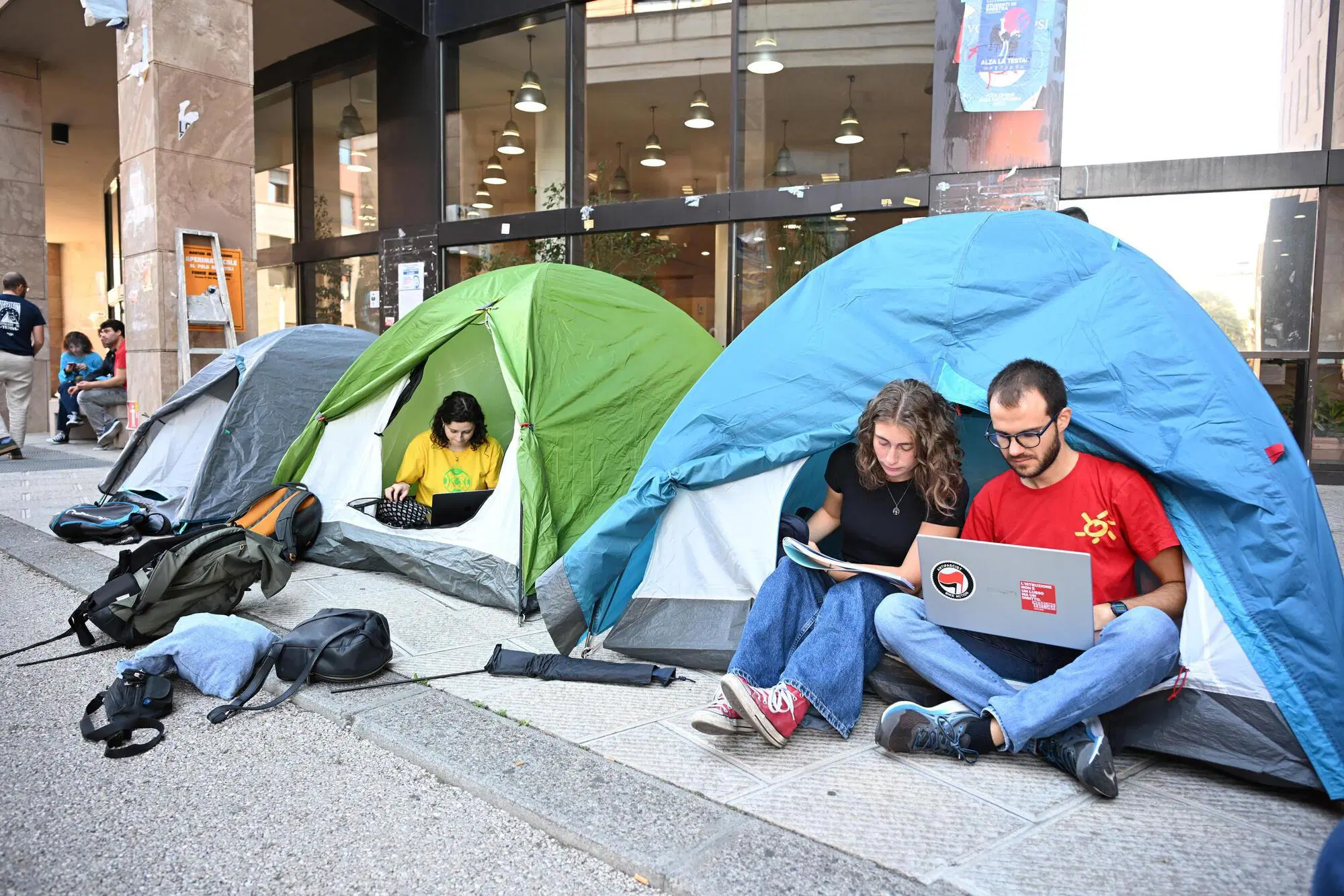 Giovani accampati a Milano protestano contro il caro affitti