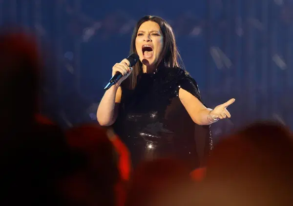 LE MIE STORIES TRA LE DITA: Ma avete visto il dissing tra Gianluca Grignani e Laura Pausini? Lei lancia il suo nuovo singolo ma &egrave; un pezzo del cantante, che le risponde su Instagram: &ldquo;Ci tenevo a ricordarti che &egrave; una mia canzone&hellip;&rdquo;