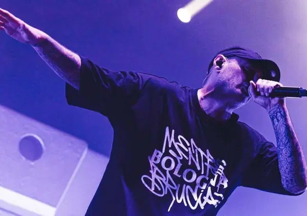 Siamo andati al concerto di Fabri Fibra, per ascoltare il disco Mentre Los Angeles brucia dal vivo, ma com'&egrave;? Vi spieghiamo perch&eacute; il trono di grande statista del rap italiano &egrave; ancora suo...