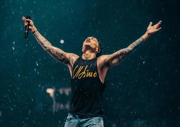 MA QUANTO SPACCA Ultimo sotto la pioggia di San Siro che canta Quel filo che ci unisce? Lo abbiamo ri-visto su Youtube e ci &egrave; gi&agrave; scattata la nostalgia...