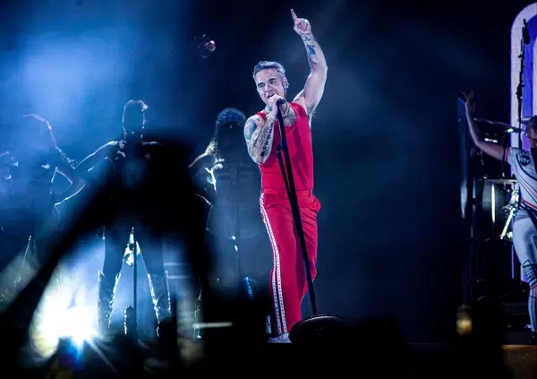 Robbie Williams CI HA FREGATO ANCORA! Siamo stati al concerto, unica data italiana a Trieste, ma com&rsquo;&egrave; andata? Il &ldquo;Re dell&rsquo;intrattenimento&rdquo; &egrave; sempre la popstar da battere