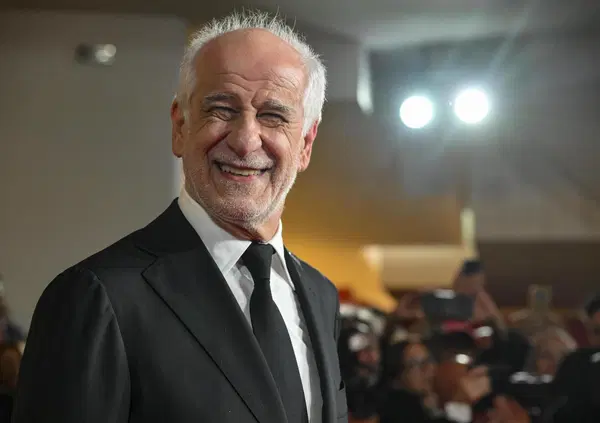 LA GRANDE SALVEZZA: Toni Servillo soccorre un pap&agrave; in auto con il figlio e lo accompagna al pronto soccorso di Caserta, poi gli paga anche il parcheggio. E lui lo ringrazia con un post su Facebook...