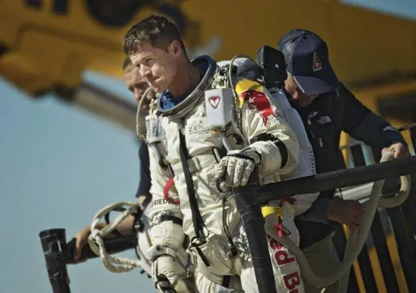 BAUMGARTNER (CHE SE L&rsquo;&Egrave; CERCATA?), dalla stratosfera alla fine in una piscina di S. Elpidio: l&rsquo;ultimo volo di Felix, uno di noi