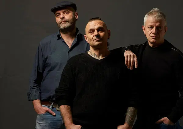 SANNO ALMENO LEGGERE? 99 POSSE: &ldquo;La senatrice Tubetti ci critica per i testi? Ma non sono i nostri!&rdquo;. E la band attacca Fratelli d&rsquo;Italia: &ldquo;Partito che viene da Mussolini, il nostro odio &egrave; mosso dall&rsquo;amore&hellip;&rdquo;