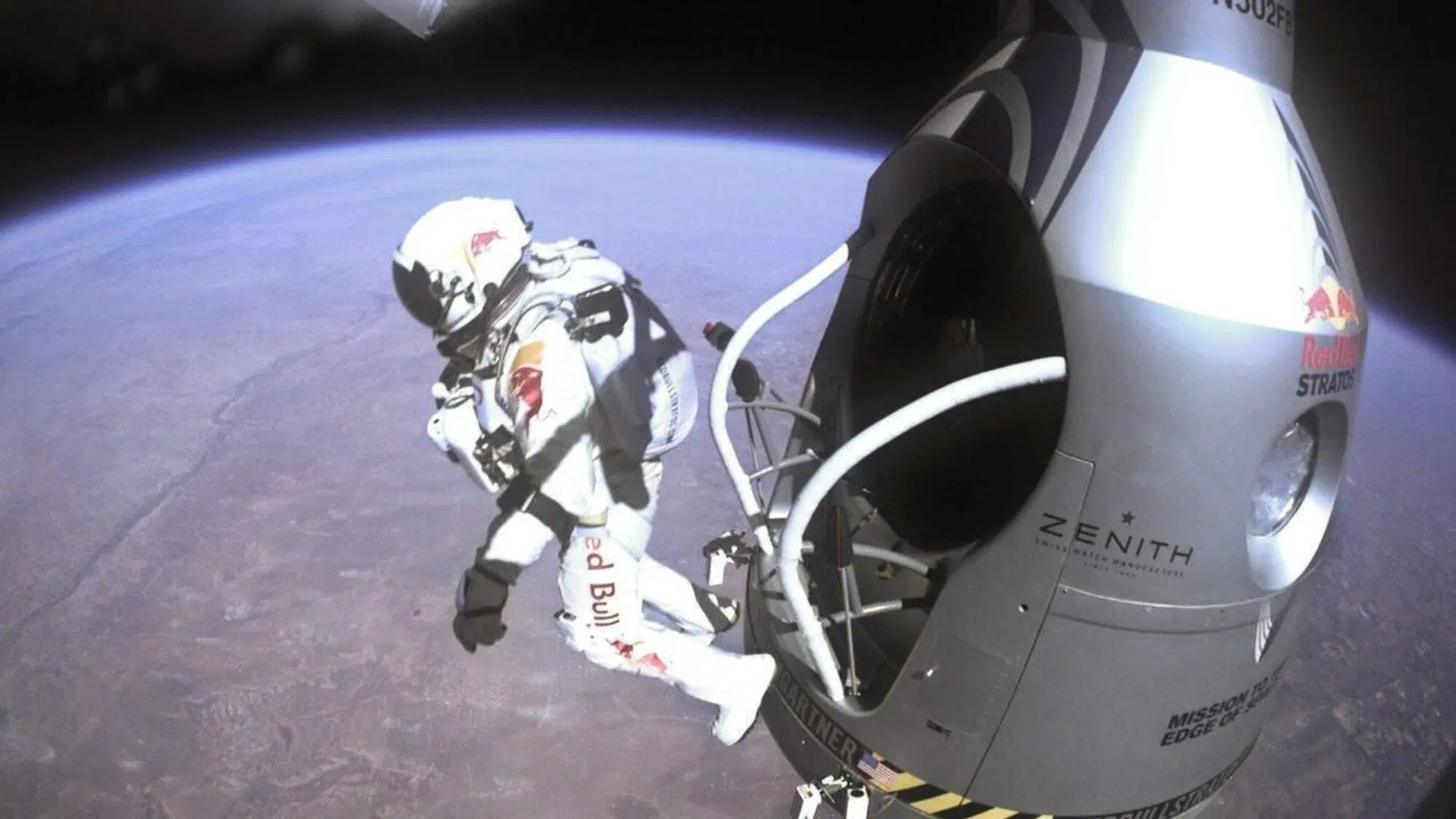Il salto di Baumgartner dalla capsula che l'ha portato a quasi 40 km di altitudine Ansa