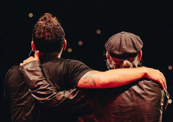 Non sapete cos&rsquo;&egrave; la musica italiana nel 2025 se non avete ascoltato &ldquo;San Luca&rdquo; cantata da Cesare Cremonini e Luca Carboni a Bologna: finisce il tour sold out da San Siro all&rsquo;Olimpico, dall&rsquo;Alaska a casa&hellip; 