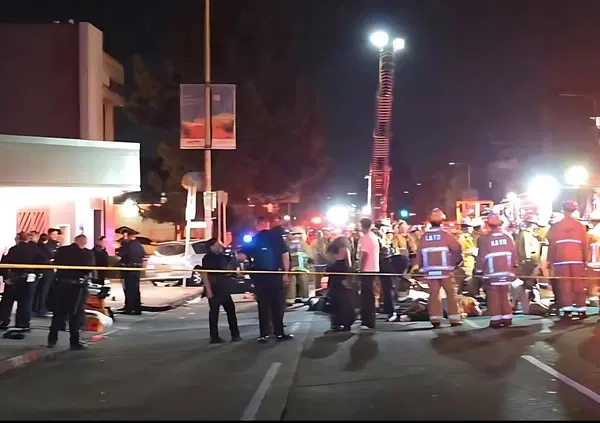 Auto contro la folla a Los Angeles: &egrave; un attacco terroristico? Almeno 30 feriti a East Hollywood, ma cosa &egrave; successo? E come ne stanno parlando i giornali americani? 