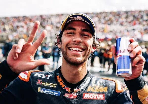 Per favore, si pu&ograve; avere il pollo special che ha preso Enea Bastianini? Il podio a Brno della Bestia riassunto in un viaggio psichedelico: "Vi vedo tutti verdi"