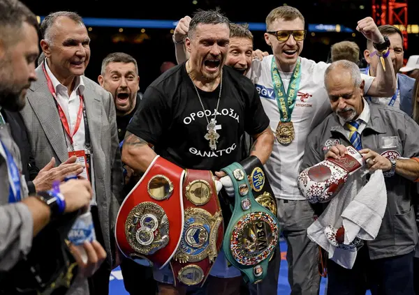 VIVA IL RE! Usyk campione del mondo dei pesi massimi. Ora Oleksandr &egrave; il pi&ugrave; grande pugile della storia? Risponde Giovanni De Carolis: &ldquo;Meglio di Mike Tyson, The Gipsy King e George Foreman, ma...&rdquo;