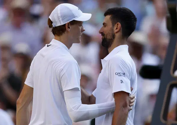 L&rsquo;UOMO DI TSITSIPAS sceglie Sinner: &ldquo;Ecco perch&eacute; &egrave; meglio di Carlos Alcaraz&rdquo;. Intanto Boris Becker sentenzia: &ldquo;Jannik &egrave; un Djokovic 2.0. E per Novak il tempo&hellip;&rdquo;