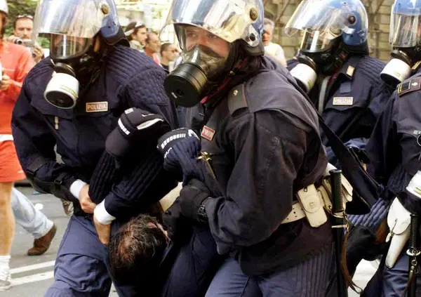 Ma perch&eacute; dopo il G8 di Genova, Carlo Giuliani, Diaz e Bolzaneto LA SINISTRA &Egrave; DIVENTATA LA DESTRA (e viceversa)? Il sogno no global &egrave; fallito. La soluzione? L&rsquo;anarchia (che non significa caos, ma&hellip;)