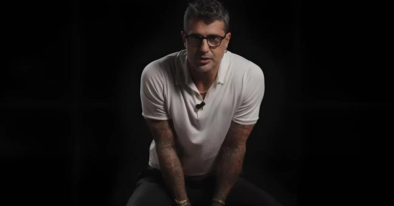 Fabrizio Corona (Falsissimo) spara su Lacerenza: &ldquo;Temptation Island non &egrave; come la Mailmaison? Le ragazze vengono pagate per andare sull&rsquo;isola, perch&eacute; paghi solo tu?&rdquo; E su Maria De Filippi e Raoul Bova...