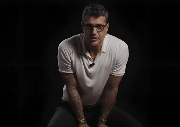 Fabrizio Corona (Falsissimo) spara su Lacerenza: &ldquo;Temptation Island non &egrave; come la Mailmaison? Le ragazze vengono pagate per andare sull&rsquo;isola, perch&eacute; paghi solo tu?&rdquo; E su Maria De Filippi e Raoul Bova...