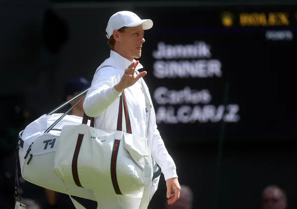 OSSESSIONE SINNER: il video di Jannik che pulisce la Ferrari &egrave; peggio del gossip. Il motivo? Perch&eacute; ormai siamo prigionieri del &ldquo;mindset&rdquo;