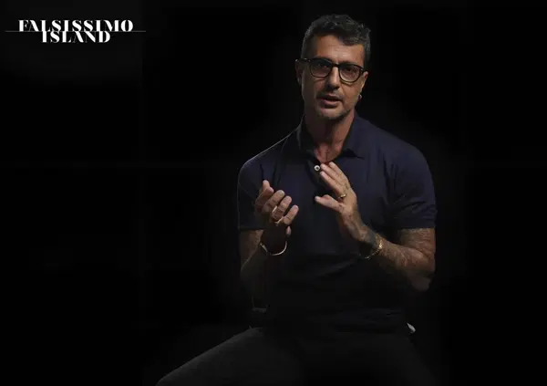 Le bombe di Fabrizio Corona a Falsissimo: &ldquo;Temptation Island pilotato dagli autori&rdquo;. Ed &egrave; show con Davide Lacerenza. Poi su Raoul Bova: &ldquo;Ecco con chi ha tradito Rocio&rdquo;. E spunta Martina Ceretti...