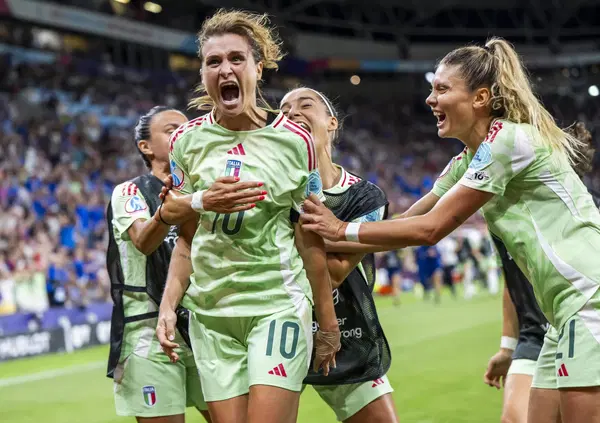 ITALIA, L'ORA DELL'IMPRESA: ruggire per la finale degli Europei contro le favorite leonesse inglesi. Ma perch&eacute; il calcio femminile funziona e quello maschile no? Ecco i motivi. E la scalata fino alla semifinale...