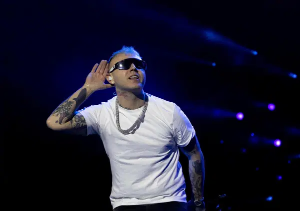 Gino Castaldo, che caz*o dici? Lazza regala una borsa Hermes alla madre e il giornalista dell&rsquo;Espresso invoca il &ldquo;terrorismo psicologico&rdquo; anni Settanta: &ldquo;Ricordate le uova marce alla Scala? Da quel momento i ricchi ebbero timore&rdquo;