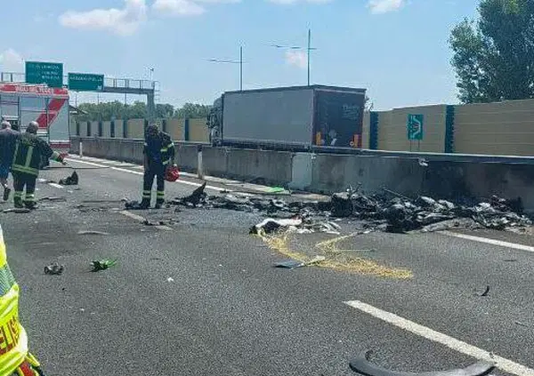 CHE TRAGEDIA, CHE RISCHIO. Ma l'avete visto il video dell'aereo precipitato in tangenziale e schiantatosi tra le auto in una palla di fuoco? Ecco cos'&egrave; successo all'ultraleggero a Brescia e chi sono le vittime