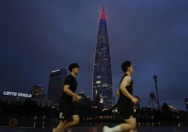 Abbiamo visto il film thriller coreano 84m&sup2; su Netflix, ma com&rsquo;&egrave;? Lo &ldquo;Squid Game dell&rsquo;immobiliare&rdquo; spiega come nasce una crisi abitativa. I prezzi delle case alle stelle: perch&eacute; Milano potrebbe diventare come Seoul (o peggio)