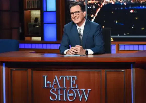 La differenza tra tv italiana e americana (e tra Cattelan, dopo Luttazzi, e Colbert contro Trump)? Ve la spieghiamo noi