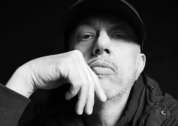 Abbiamo ascoltato il nuovo singolo di Neffa, Santosubito/Rubik, ma com&rsquo;&egrave;? Un promemoria per i rapperini che fingono di non dover dire grazie a nessuno. E Massimo Troisi&hellip;