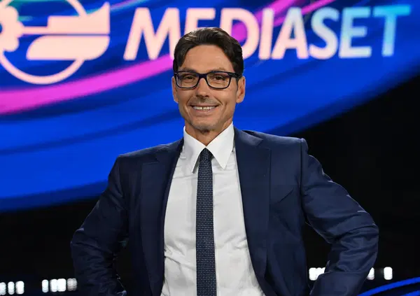 COMUNISTI! Rete 4 meno di destra (e Mario Giordano si incazza)? Mentre Rai 3 prende Cerno, Pier Silvio Berlusconi imbarca Tommaso Labate dopo Bianca Berlinguer. Perch&eacute;? Ha bisogno di pi&ugrave; spettatori e gli servono quelli di sinistra...